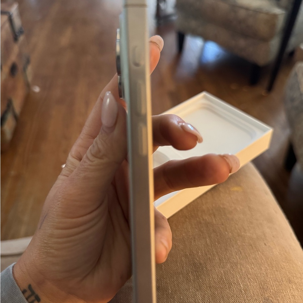 Silver Smartphone - Picture 8 of 13